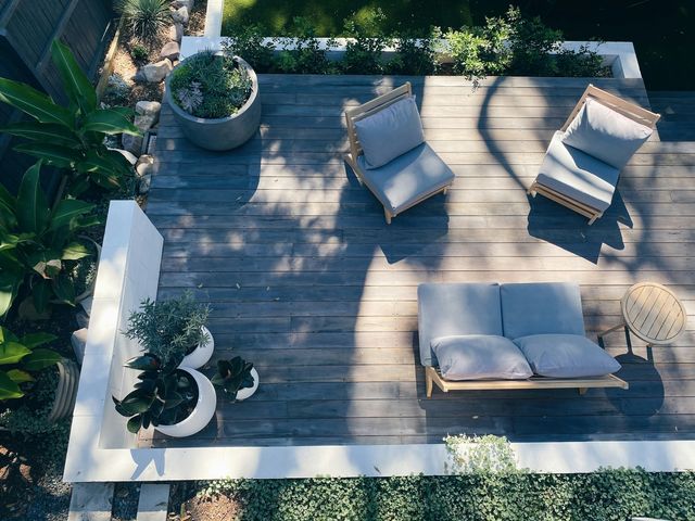 Houten terras met tuinmeubelen, van bovenaf gezien